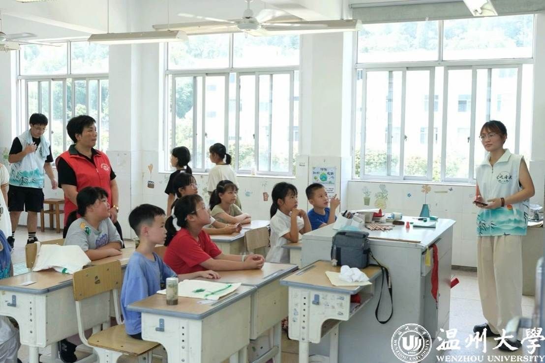 一群人坐在桌子前 AI 生成的内容可能不正确。