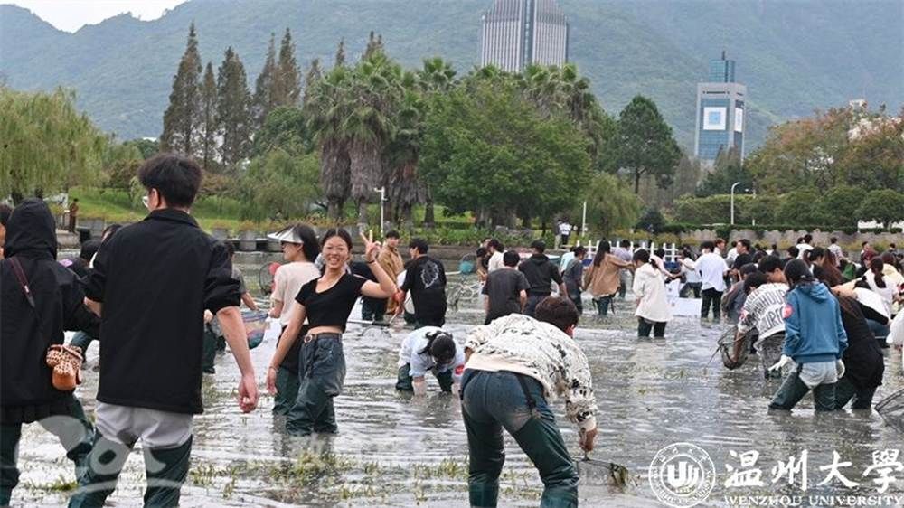 一群人在河边 AI 生成的内容可能不正确。