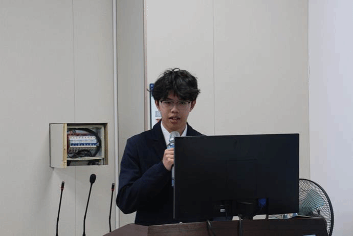 穿着西装笔挺的男子正在演讲  AI 生成的内容可能不正确。