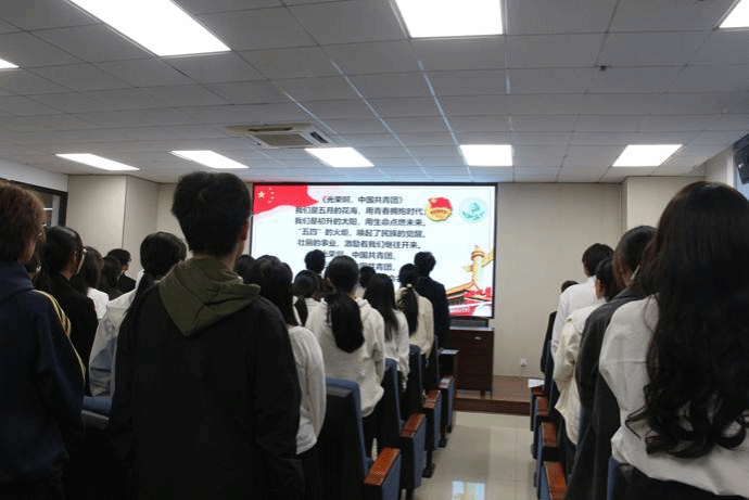 一群人站在室内  AI 生成的内容可能不正确。