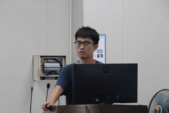 电脑前的男人  AI 生成的内容可能不正确。