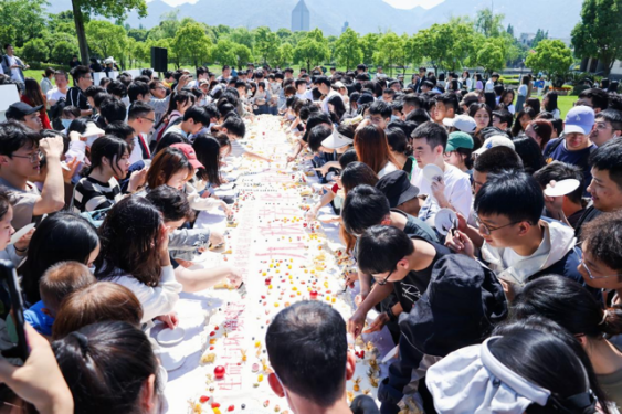 人们在看台上的人在人群中 AI 生成的内容可能不正确。