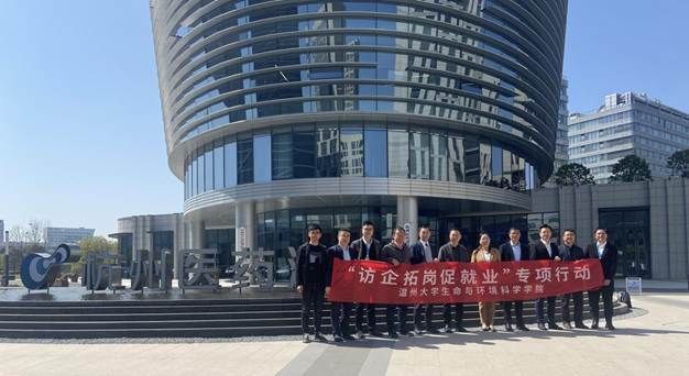 建筑前的广场上有许多人 AI 生成的内容可能不正确。