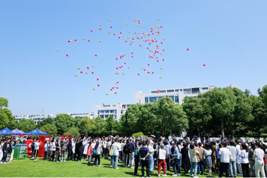 人们在草地上放风筝 AI 生成的内容可能不正确。