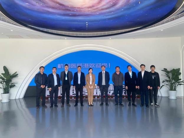 图片包含 桌子, 室内, 瓶子, 盘子 AI 生成的内容可能不正确。