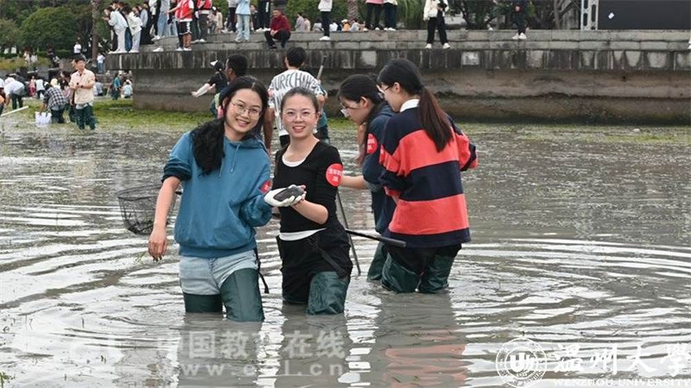 小孩站在水里 AI 生成的内容可能不正确。