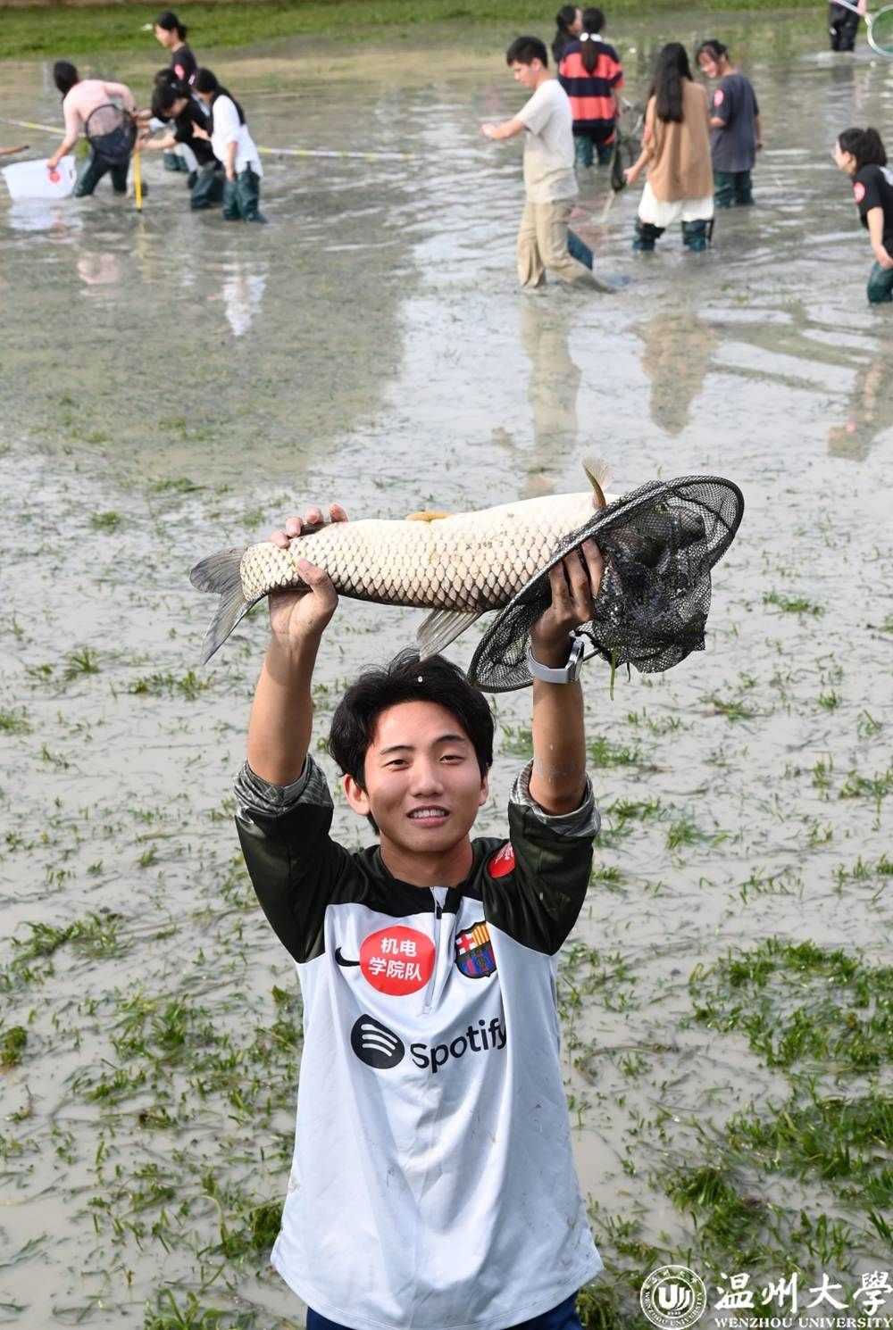 人站在水里 AI 生成的内容可能不正确。