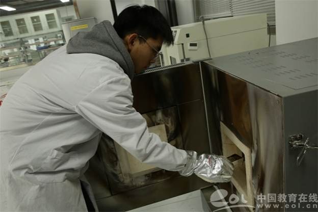 穿白色衣服的男人在厨房里 AI 生成的内容可能不正确。