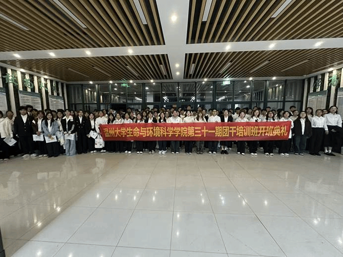 图片包含 天花板, 建筑, 飞机场, 行李  AI 生成的内容可能不正确。