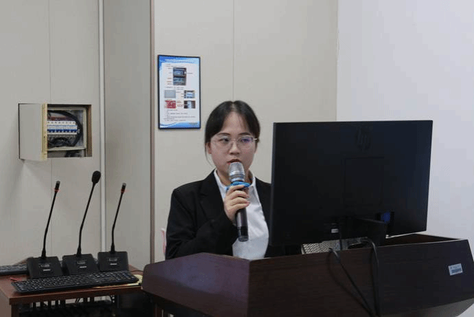 人在打电话  AI 生成的内容可能不正确。