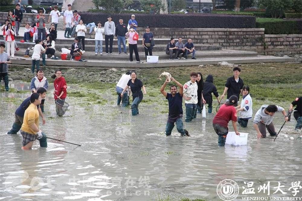 一群人在水里 AI 生成的内容可能不正确。