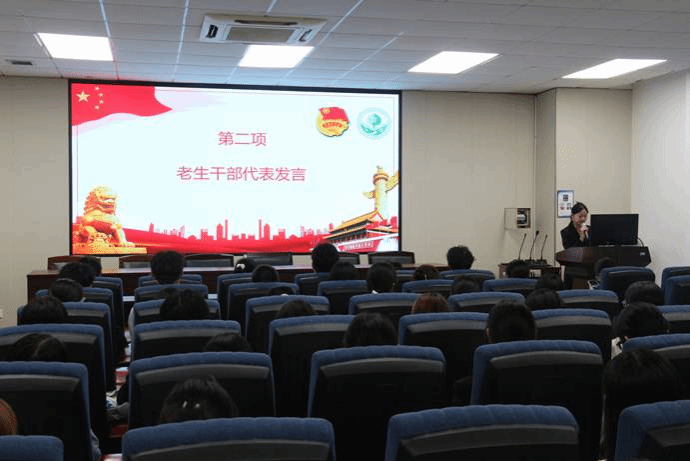 图片包含 室内, 房间, 建筑, 桌子  AI 生成的内容可能不正确。