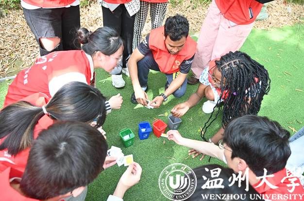 一群小孩在玩飞盘 AI 生成的内容可能不正确。